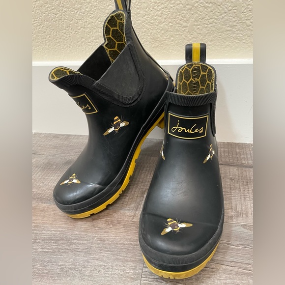 Joules Other - JOULES Wellibob Ankle Waterproof Rainboots Black with Bumblebees: US Size 5 🐝